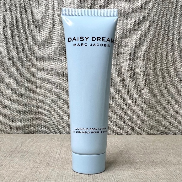 Marc Jacobs Other - 🌼 Marc Jacobs Daisy Dream Luminous body lotion (30 ml)